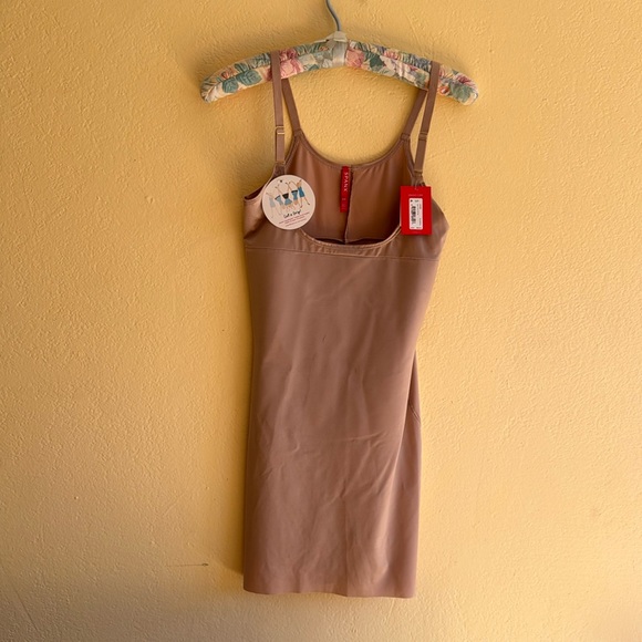 Spanx Smart Grip Open Bust Full Slip Shapewear in Neutral Beige Size Small - Picture 3 of 7